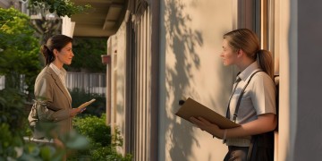 物业上门收物业费合适吗？