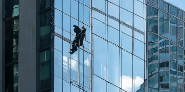 物业每年清洗玻璃合理吗？